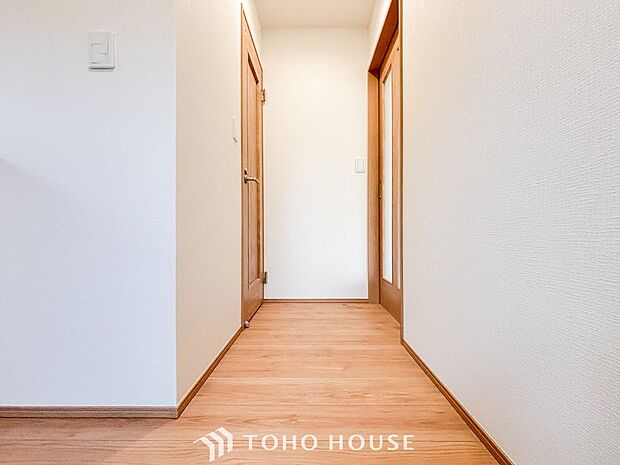 上質感漂う廊下。居住者の帰り、訪れる方を優しく迎え安らぎに満ちた生活空間を予感させます。