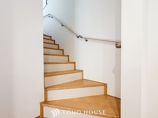 各フロアを結ぶ階段。集いの空間と一人の時間を楽しむプライベートルームをバランスよく繋いでいます。