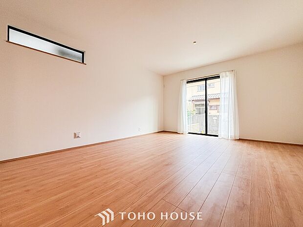 爽やかな色合いのフローリングと清潔感の溢れるクロスが明るい空間を創り出しているリビングダイニング。