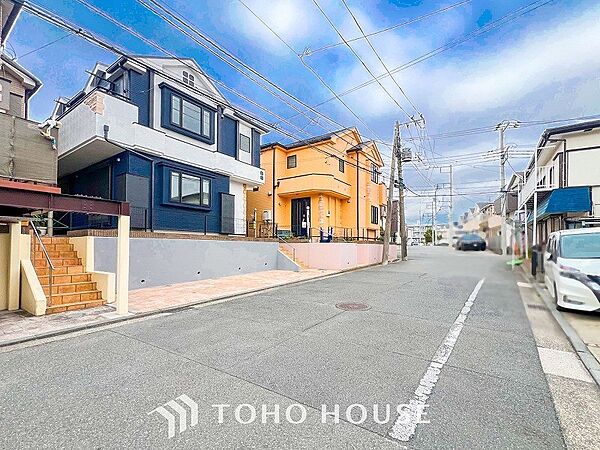 前面道路含む現地写真『快適』は「家」と「街」と「環境」が調和した時に訪れるだと改めて感じさせてくれます。