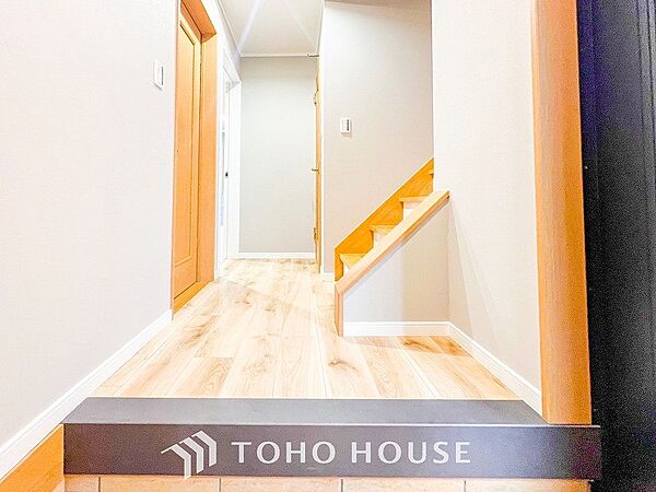 上質感漂う廊下。居住者の帰り、訪れる方を優しく迎える・安らぎに満ちた生活空間を予感させる。