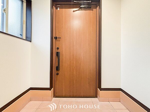 明るくコントラストのある、開放感と清潔感を兼ね備えた玄関。