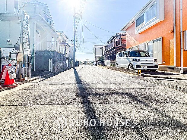 前面道路含む現地写真『快適』は「家」と「街」と「環境」が調和した時に訪れるだと改めて感じさせてくれます。