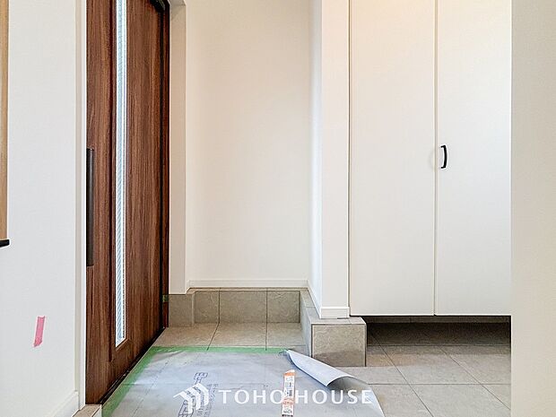 明るくコントラストのある、開放感と清潔感を兼ね備えた玄関。