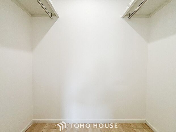 衣類だけでなく大きな荷物も収納でき、お部屋がすっきりします。