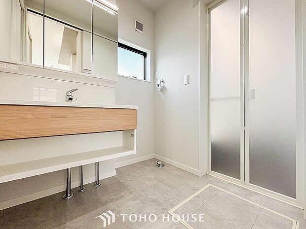 清潔感のあるプライベート空間は、身だしなみチェックや肌のお手入れに最適です。