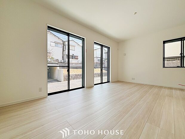 光と風があふれる開放的なリビングダイニングには自然と家族みんなが集まってきます。