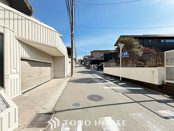 前面道路含む現地写真『快適』は「家」と「街」と「環境」が調和した時に訪れるだと改めて感じさせてくれます。