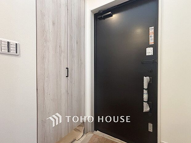 帰り着くたびに洗練されたテイストの空間に迎えられ誇りと喜びを感じる玄関まわりです。