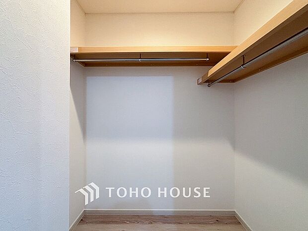 衣類だけでなく大きな荷物も収納でき、お部屋がすっきりします。