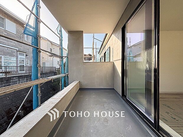 暮らしの中で光と風を演出してくれるバルコニー。