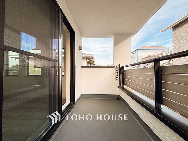 暮らしの中で光と風を演出してくれるバルコニー。