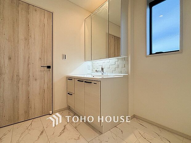 清潔感のあるプライベート空間は、身だしなみチェックや肌のお手入れに最適です。