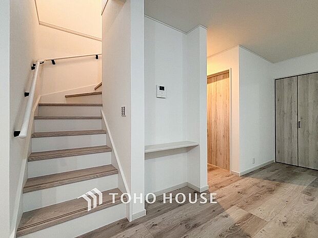 パブリックゾーンとプライベートゾーン繋ぐ階段。豊かな陽光が注ぎ込み、爽やかな住空間を演出。