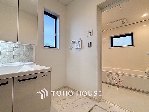 洗濯機を配置しても十分なスペースを確保しております。