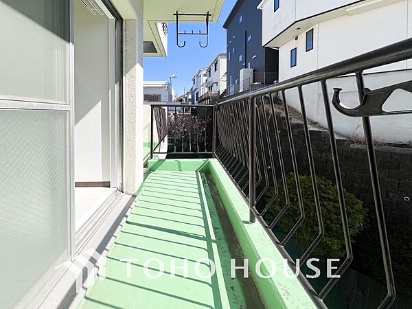 陽光とそよ風に触れることができるバルコニー。
