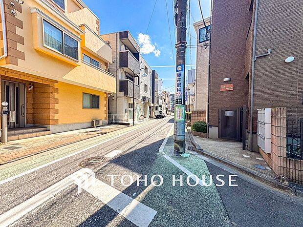 前面道路含む現地写真『快適』は「家」と「街」と「環境」が調和した時に訪れるだと改めて感じさせてくれます。