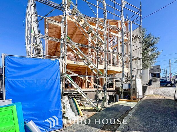 住む人を映し出す洗練された佇まいは、いつまでも輝き続けながらいつしか街の風景に溶け込んでいきます。