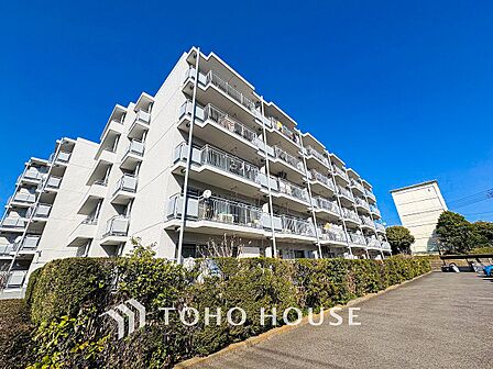 前面道路含む現地写真『快適』は「家」と「街」と「環境」が調和した時に訪れるだと改めて感じさせてくれます。