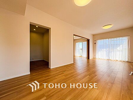 家族みんなが爽やかに健やかに過ごせるように、溢れる光をたっぷり取り込んだリビングダイニング。