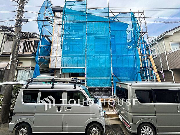 堂々たる趣ながら、主張し過ぎずどこか余裕を感じさせるシャープなフォルムで佇む邸宅。