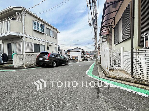 前面道路含む現地写真『快適』は「家」と「街」と「環境」が調和した時に訪れるだと改めて感じさせてくれます。