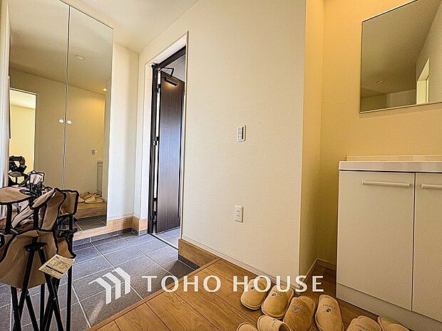 居住者の帰り、訪れる方を優しく迎えてくれる開放感のある玄関。