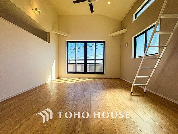 落ち着いた色調のリビングは家族団欒の憩いの場所です。