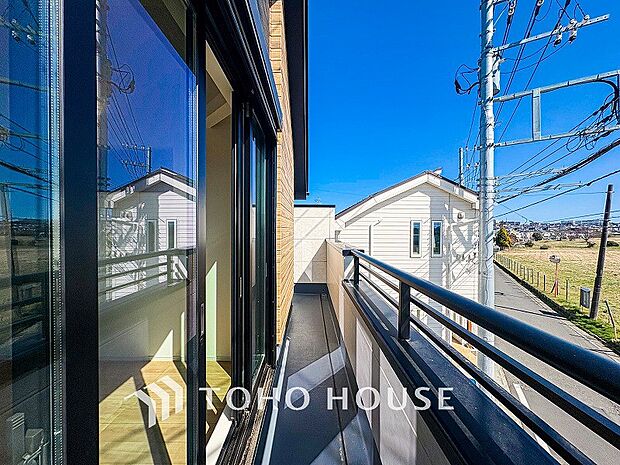 暮らしの中で光と風を演出してくれるバルコニー。