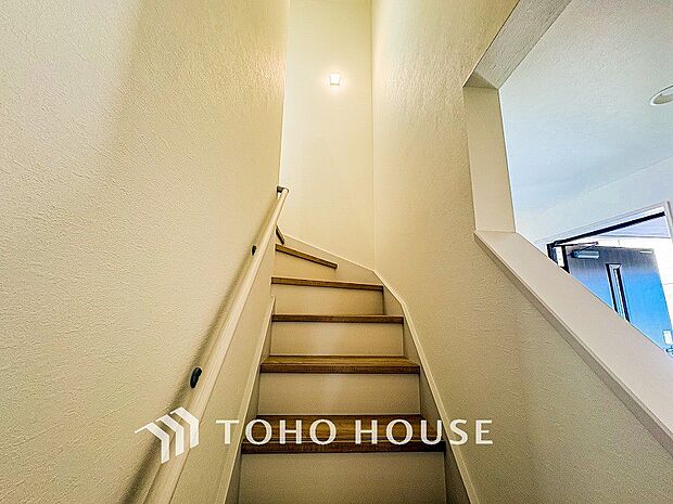 階段にはお子様やお年寄りに安心な手すりをご用意。