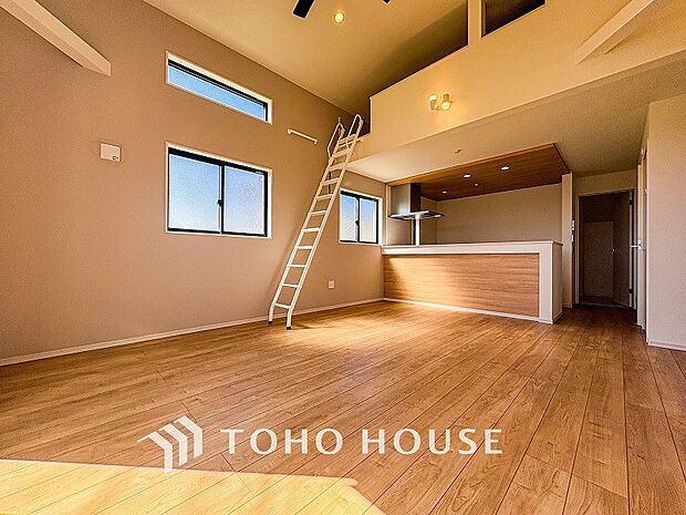 やわらかな陽射しがふりそそぎ、室内に開放感と爽快感をもたらします。