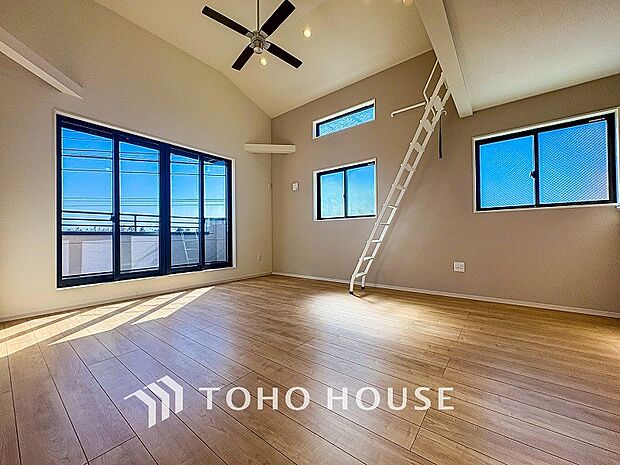 落ち着いた雰囲気に包まれた伸びやかな空間で、ゆったりと家族団らんの時間を過ごせます。