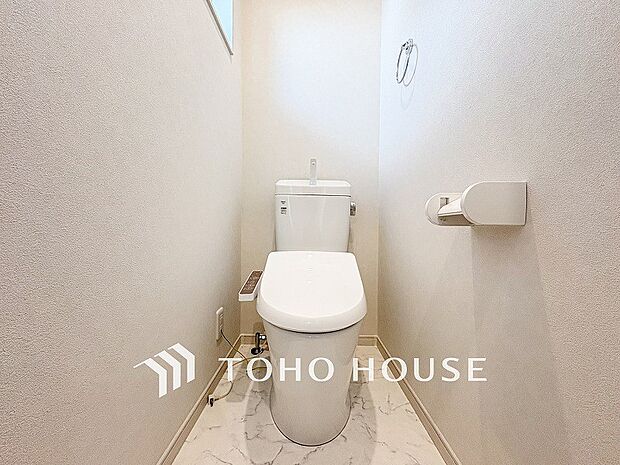 トイレはシンプルにホワイトで統一した温水洗浄付です。