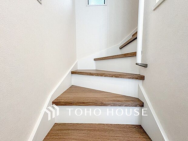 階段にはお子様やお年寄りに安心な手すりをご用意。