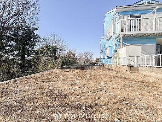 風を感じ青い空から太陽の恵みを感じる温もり溢れる佇まい。