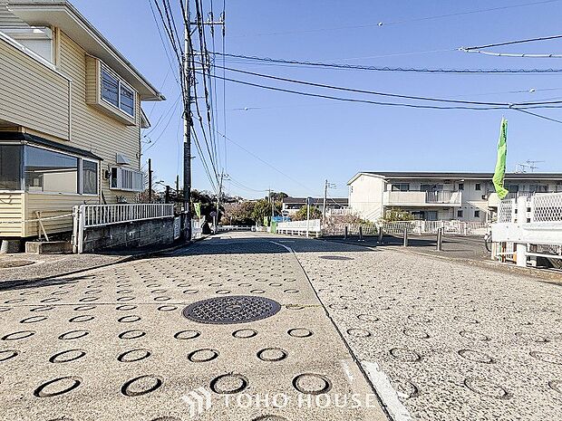 前面道路含む現地写真『快適』は「家」と「街」と「環境」が調和した時に訪れるだと改めて感じさせてくれます。