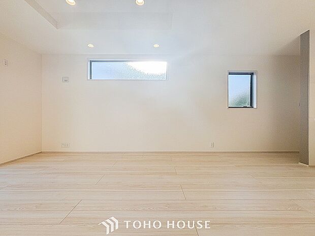 やわらかな陽射しがふりそそぎ、室内に開放感と爽快感をもたらします。