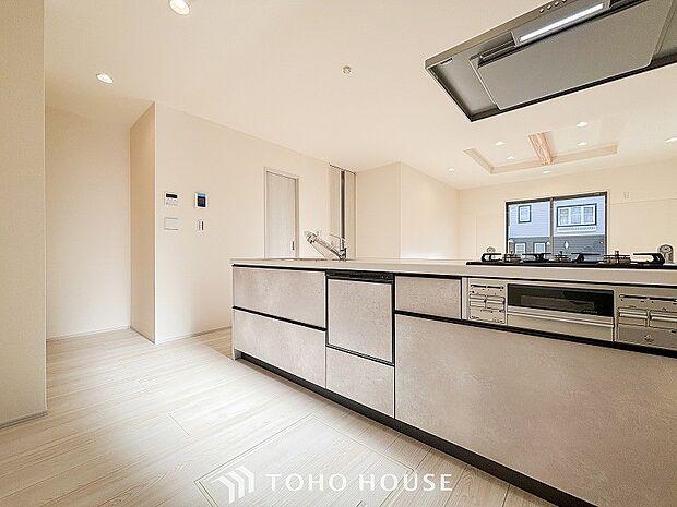 明るい自然光が入る対面キッチン。家族そろってキッチンに立っても調理がしやすく余裕の広さ。