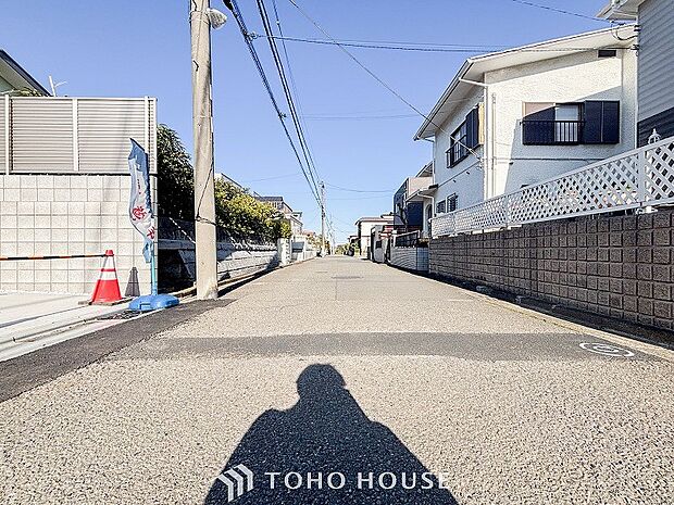 前面道路含む現地写真『快適』は「家」と「街」と「環境」が調和した時に訪れるだと改めて感じさせてくれます。