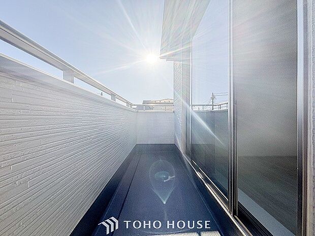 陽光とそよ風に触れることができるバルコニー。