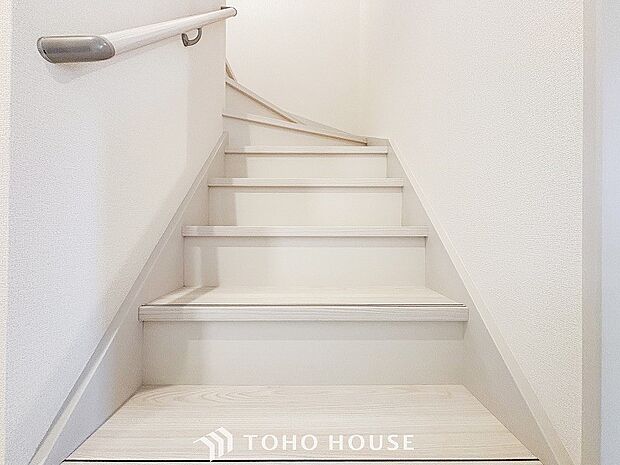 階段にはお子様やお年寄りに安心な手すりをご用意。