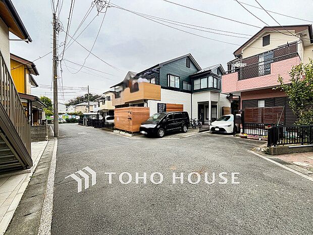 前面道路含む現地写真『快適』は「家」と「街」と「環境」が調和した時に訪れるだと改めて感じさせてくれます。