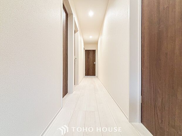 上質感漂う廊下。居住者の帰り、訪れる方を優しく迎え安らぎに満ちた生活空間を予感させます。