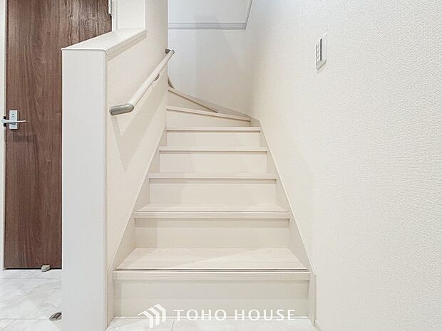 各フロアを結ぶ階段。集いの空間と一人の時間を楽しむプライベートルームをバランスよく繋いでいます。