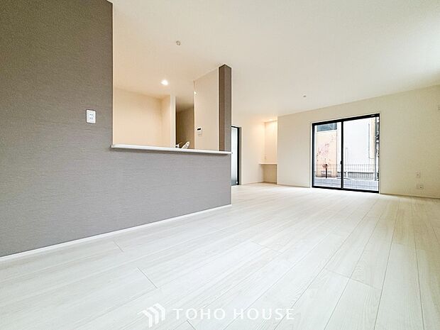 忙しい朝でも、しっかり家族が揃って食事をして頂けるゆとりある大きさのダイニングスペース。