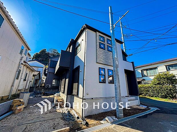 爽やかな青空の下に贅沢なほどに降り注ぐ陽光、豊かな居住性と、クオリティが見事に調和した住空間。