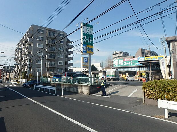 豊富な種類の商品がお手ごろ価格で揃う、家計にやさしいスーパーです。