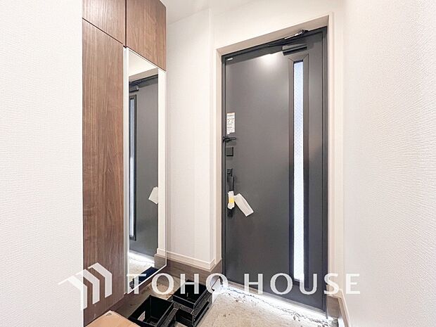 居住者の帰り、訪れる方を優しく迎えてくれる開放感のある玄関。