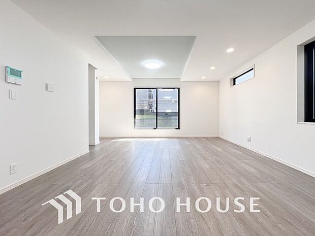 やわらかな陽射しがふりそそぎ、室内に開放感と爽快感をもたらします。