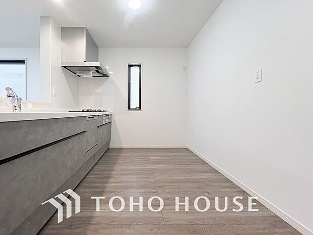 明るい自然光が入る対面キッチン。家族そろってキッチンに立っても調理がしやすい余裕の広さ。